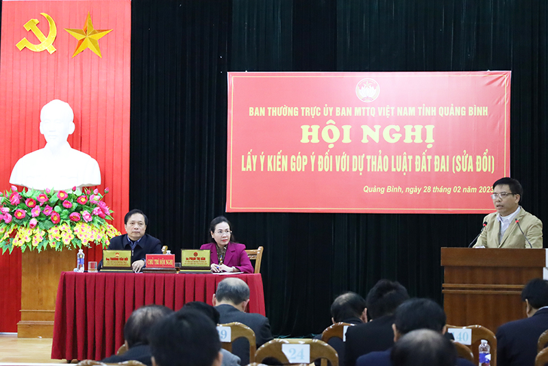 Đại biểu góp ý vào dự thảo Luật Đất đai (sửa đổi). 