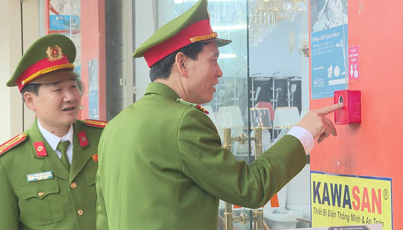 Triển khai lắp đặt nút ấn báo cháy ngoài nhà ở tại điểm liên gia 5 hộ gia đình ở đường Quang Trung, phường Đồng Hải, TP. Đồng Hới.