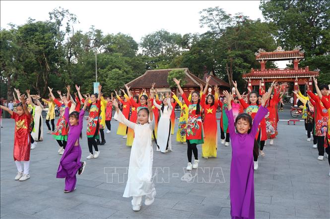 Các hoạt động hưởng ứng “Tuần lễ Áo dài”. Ảnh: TTXVN.