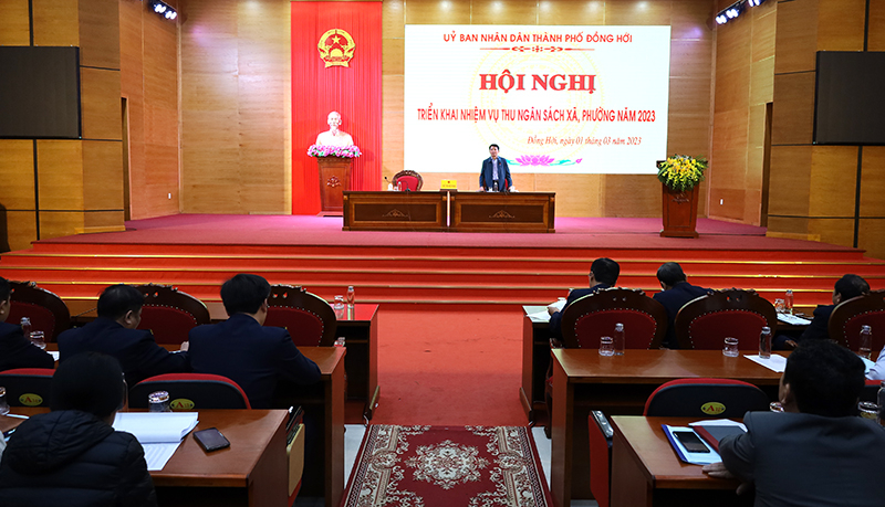 Lãnh đạo TP. Đồng Hới điều hành thảo luận tại hội nghị triển khai nhiệm vụ thu ngân sách xã, phường TP. Đồng Hới năm 2023.