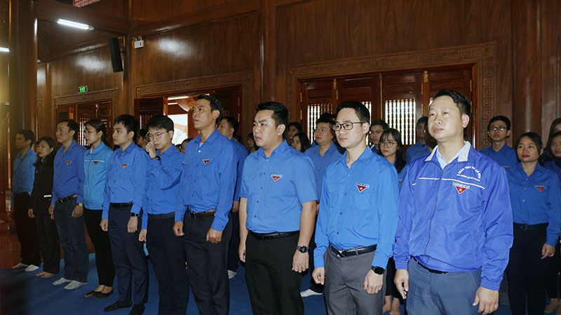 Đoàn viên thanh niên dâng hoa, dâng hương tại Đền thờ Bác Hồ và các Anh hùng liệt sỹ tỉnh.