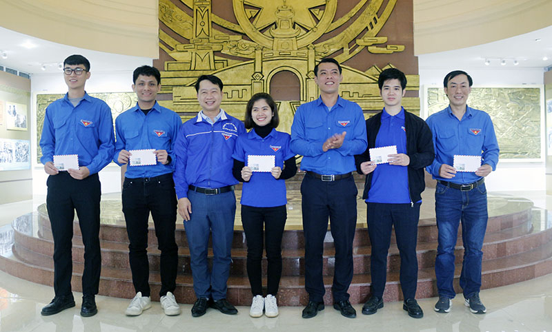 Trao thưởng cho các cá nhân đoạt giải Cuộc thi sáng tác infographic về Trung tướng Đồng Sỹ Nguyên - Vị tướng huyền thoại.