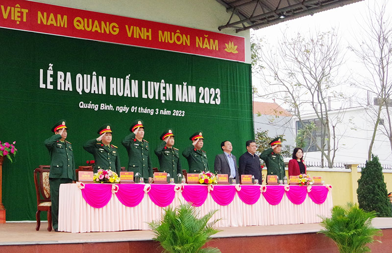 Các đại biểu dự lễ chào cờ