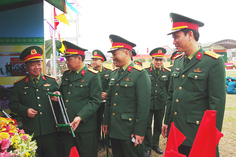 Các đại biểu tham quan mô hình học cụ