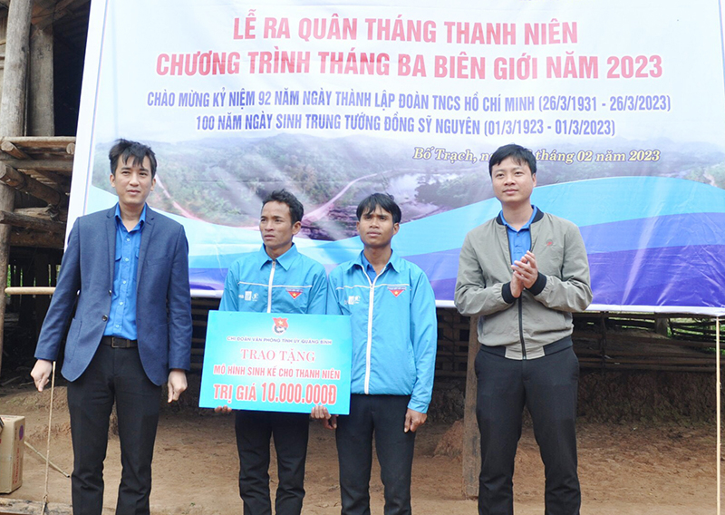 Đại diện lãnh đạo Tỉnh đoàn và Chi đoàn Văn phòng Tỉnh ủy tặng mô hình sinh kế cho thanh niên xã Thượng Trạch (Bố Trạch).