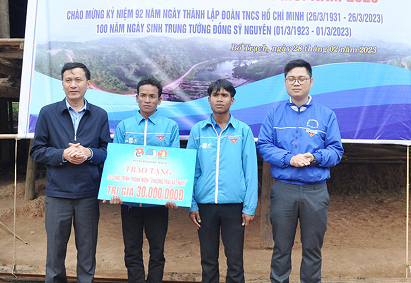 Đại diện lãnh đạo Ban Dân vận Huyện ủy và Huyện đoàn Bố Trạch trao biển tượng trưng tặng công trình thanh niên cho người dân bản Cờ Đỏ (xã Thượng Trạch, Bố Trạch).