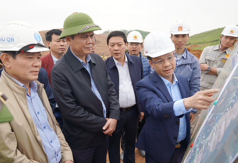 1. Đồng chí Chủ tịch UBND tỉnh Trần Thắng kiểm tra thực địa công tác triển khai thi công tại nút giao Cự Nẫm (huyện Bố Trạch).