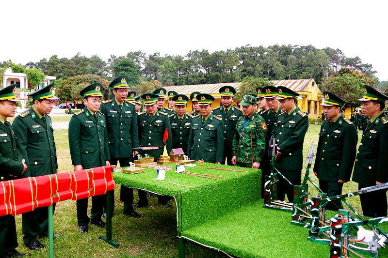 Lãnh đạo Đảng ủy, Bộ Chỉ huy BĐBP tỉnh và các đơn vị tham quan mô hình học cụ phục vụ công tác huấn luyện. 