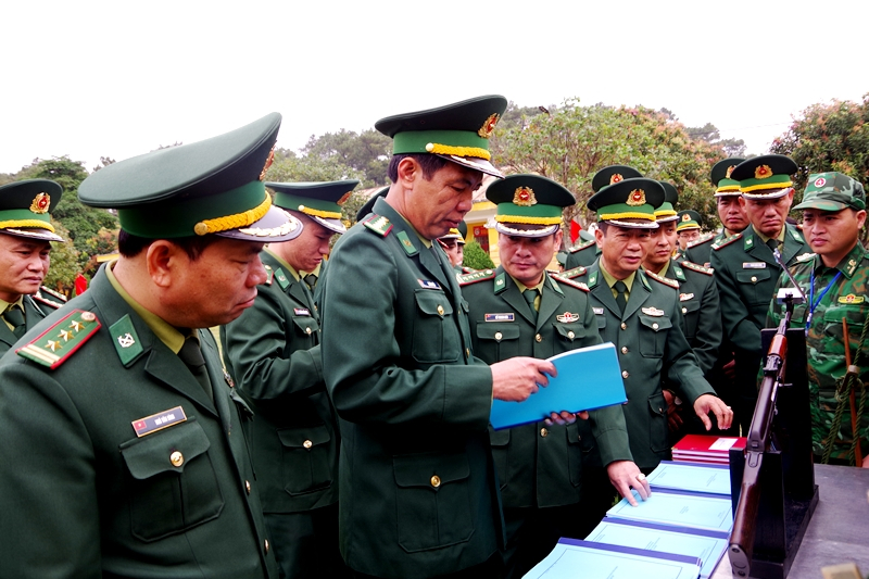 Lãnh đạo Đảng ủy, Bộ Chỉ huy BĐBP tỉnh và các đơn vị tham quan mô hình học cụ phục vụ công tác huấn luyện. 
