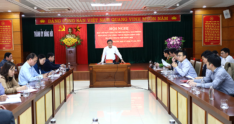 Đồng chí Bí thư Thành ủy Đồng Hới Trần Phong kết luận hội nghị.