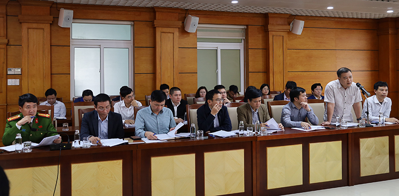 Các đại biểu phát biểu tại buổi làm việc.