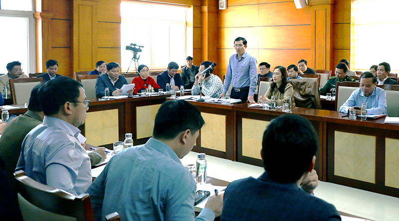 Các đại biểu phát biểu tại buổi làm việc.