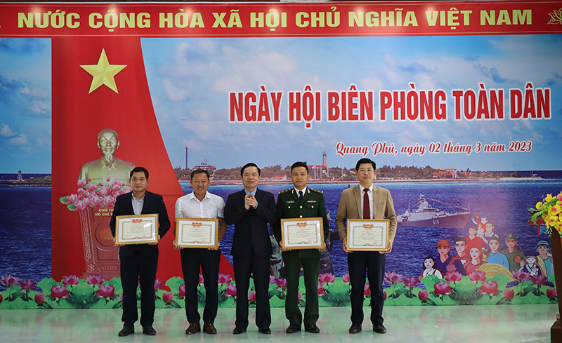 Đại diện lãnh đạo thành phố tặng thưởng các tập thể có thành tích xuất sắc trong thực hiện phong trào toàn dân tham gia bảo vệ chủ quyền lãnh thổ, an ninh biên giới quốc gia.