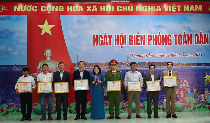 Đại diện lãnh đạo thành phố tặng thưởng các cá nhân có thành tích xuất sắc trong thực hiện phong trào toàn dân tham gia bảo vệ chủ quyền lãnh thổ, an ninh biên giới quốc gia. 