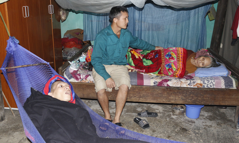 Mẹ con bà Đoàn Thị Thanh Tâm và Phan Thanh Tùng rất cần sự sẻ chia từ cộng đồng.