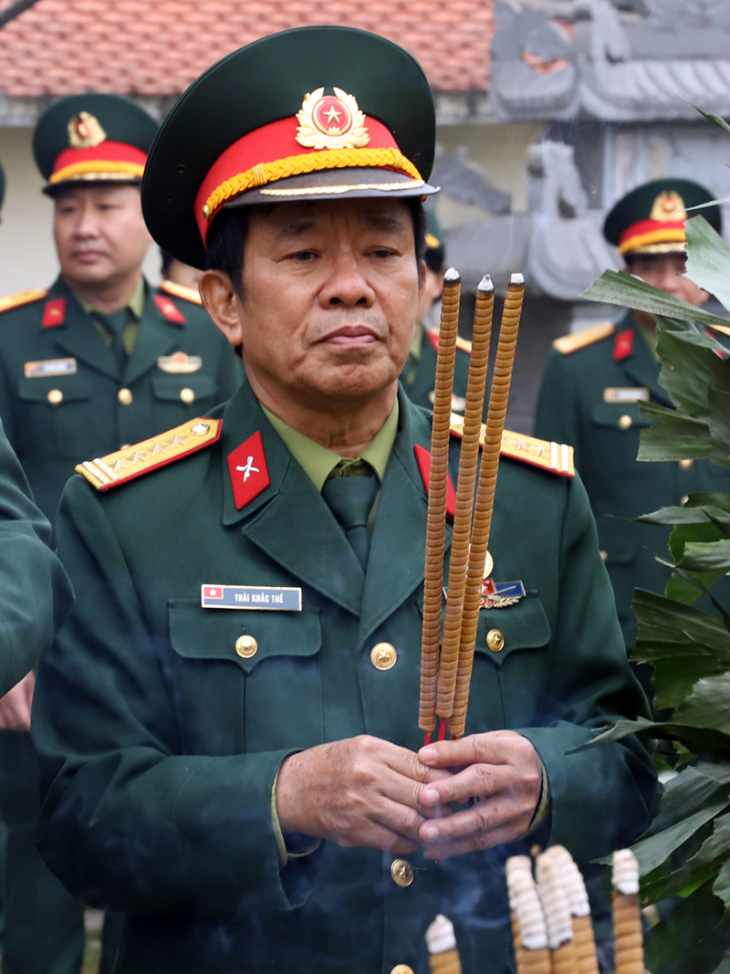 Đại tá Thái Khắc Thể thắp hương viếng mộ Trung tướng Đồng Sỹ Nguyên tại Công viên nghĩa trang Vĩnh Hằng (Ba Vì, TP. Hà Nội).