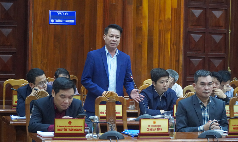 Đại diện lãnh đạo Sở Tài nguyên-Môi trường trao đổi về công tác định gí đất trên địa bàn.