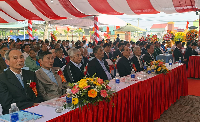 Các đại biểu tham dự buổi lễ.
