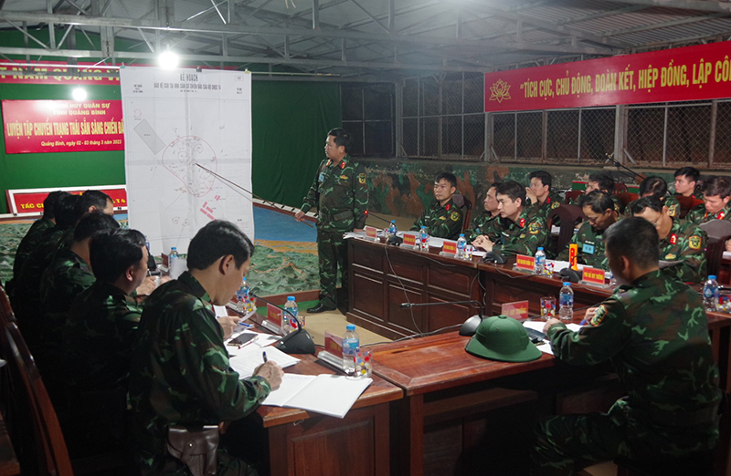 Thực hành “Phổ biến kế hoạch chiến đấu bảo vệ khu căn cứ”. 