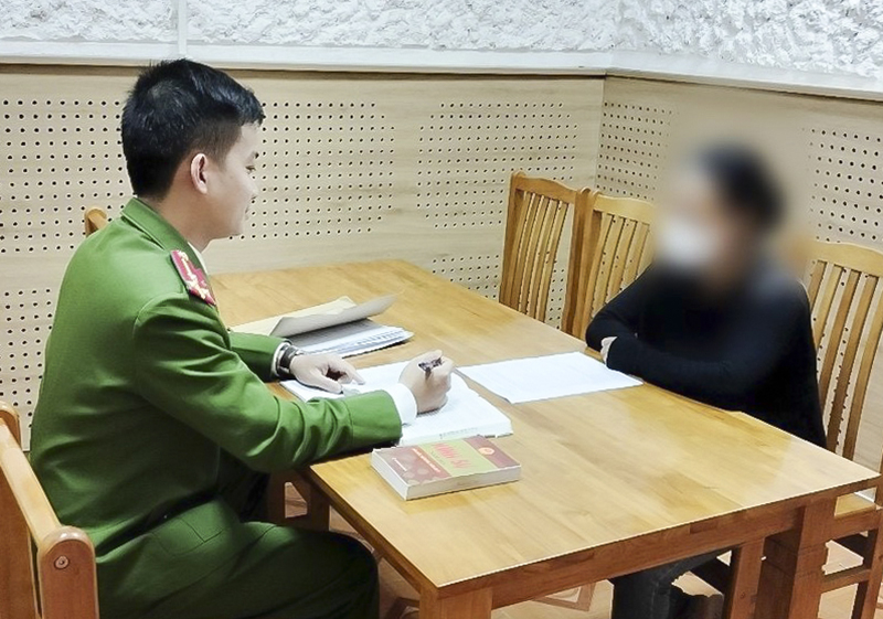 Điều tra viên giải thích quyền được trợ giúp pháp lý cho người tham gia tố tụng.