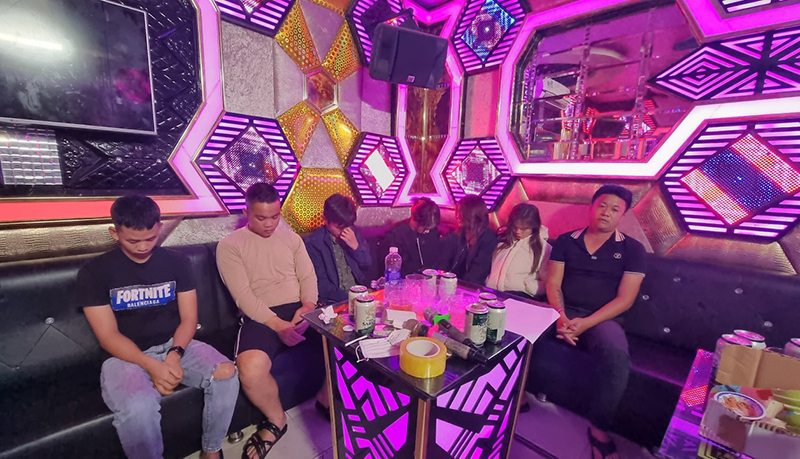 Các đối tượng nam, nữ thanh niên sử dụng ma túy để bay lắc tại quán karaoke.
