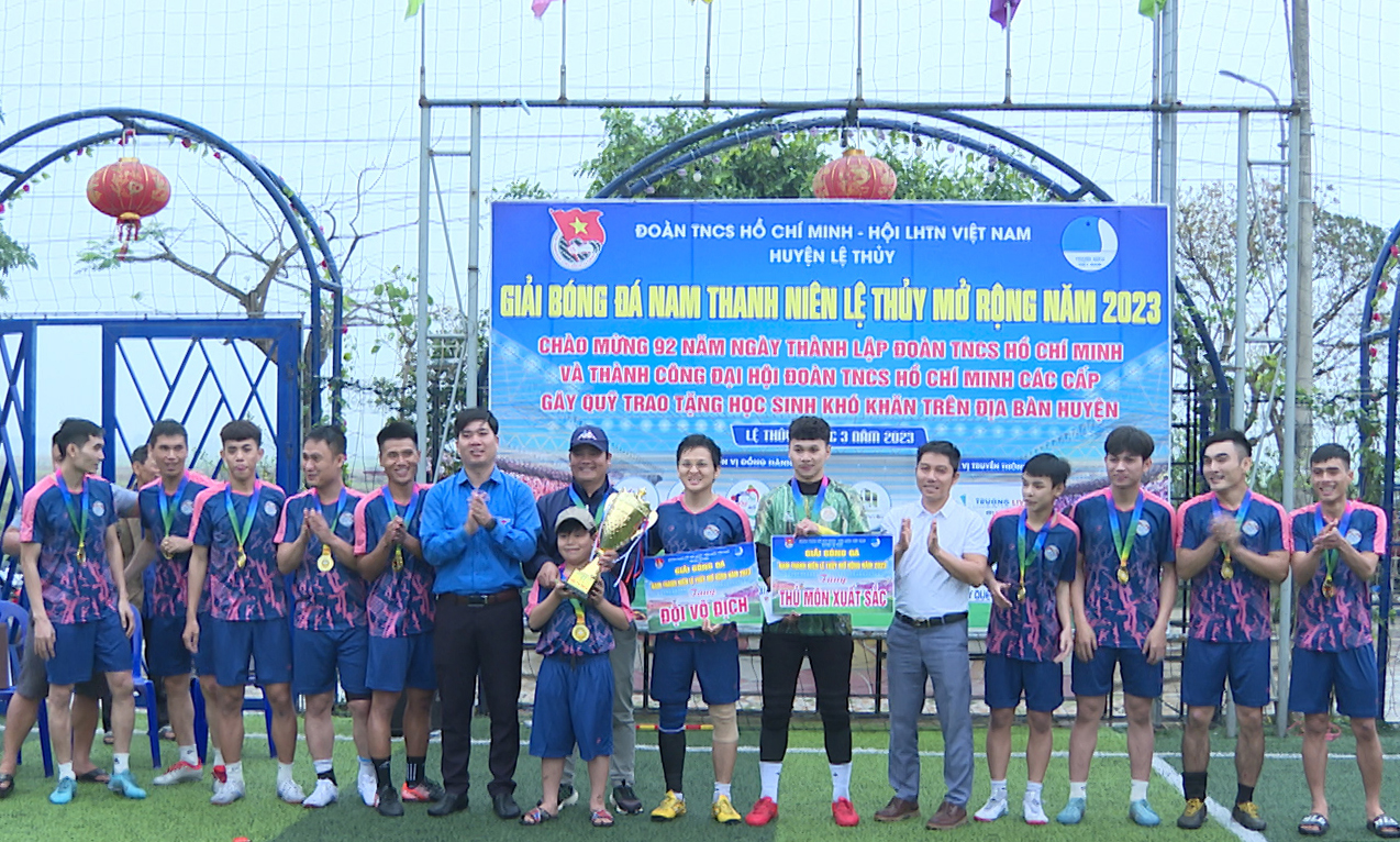 Ban tổ chức trao giải Nhất cho CLB Hồng Thuỷ quê tôi.