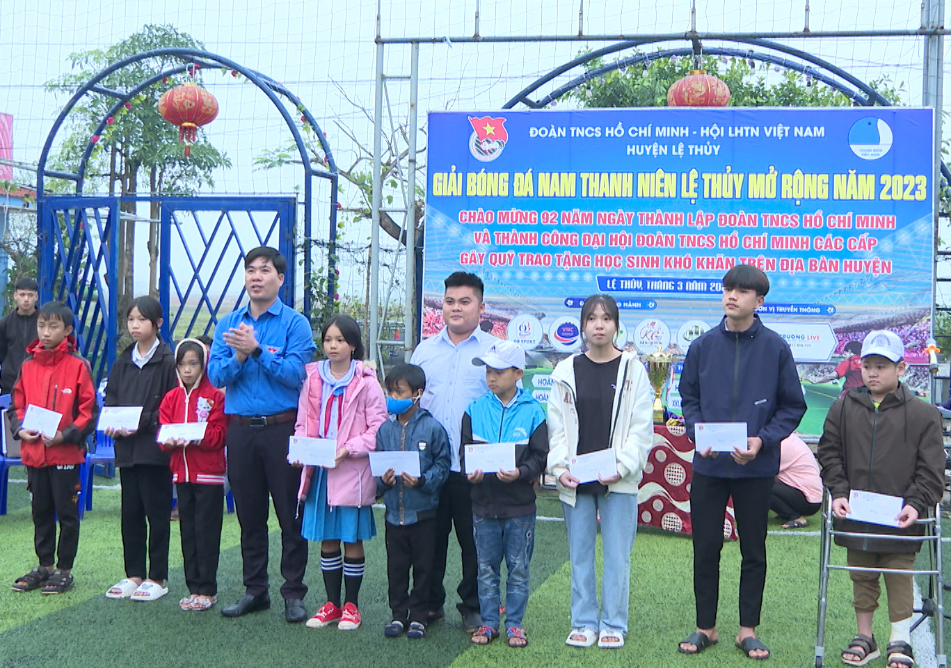 Trao học bổng cho học sinh nghèo vượt khó học giỏi trên địa bàn huyện. 