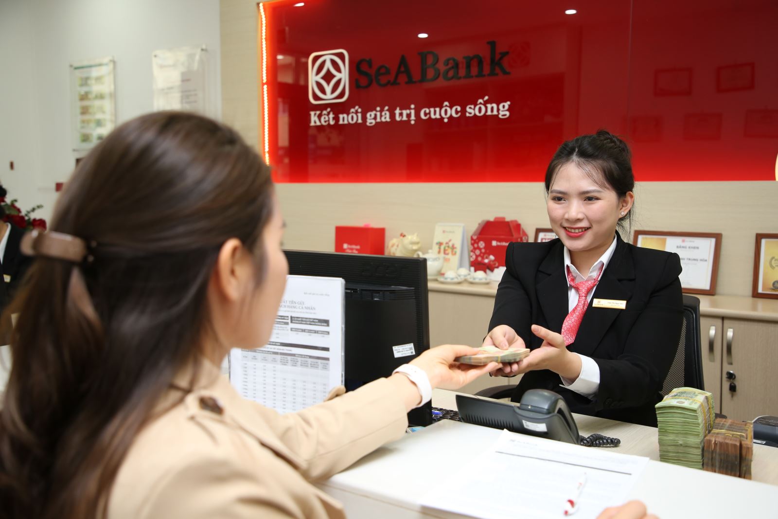 Động thái giảm lãi suất từ các NHTM kỳ vọng có thể phần nào thúc đẩy cầu tín dụng. Ảnh: SeABank.
