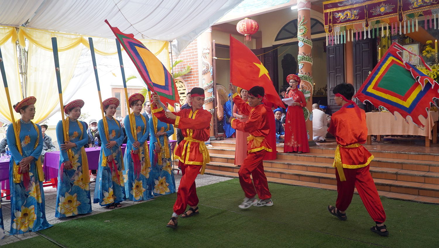  Tiết mục chèo cạn trình diễn tại lễ hội