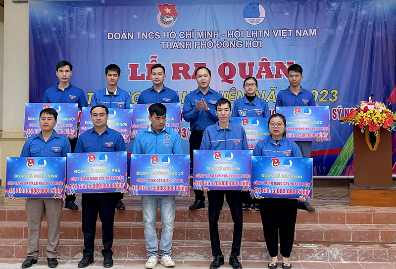Bí thư Thành đoàn Đồng Hới trao biển đảm nhận các công trình thanh niên cho các cơ sở đoàn trên địa bàn.