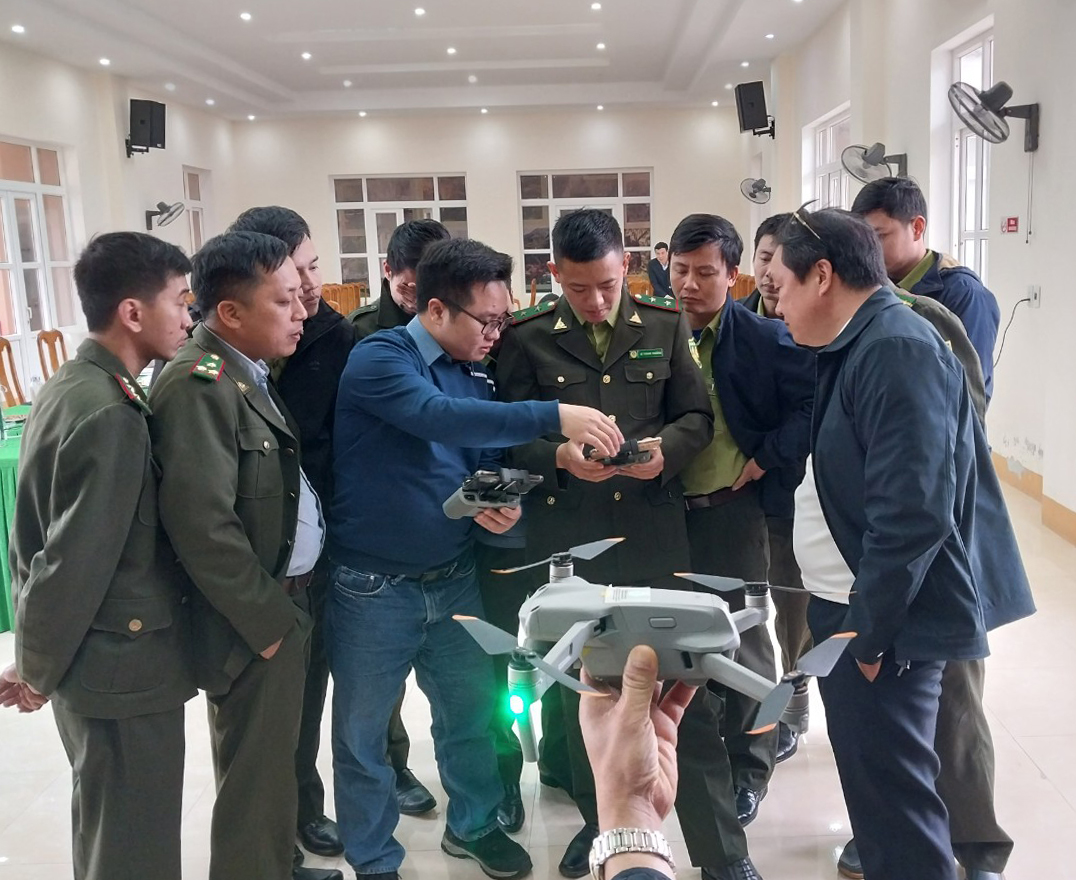Giảng viên hướng dẫn chức năng và ứng dụng của thiết bị bay không người lái trong quản lý, giám sát rừng cho cán bộ kỹ thuật.