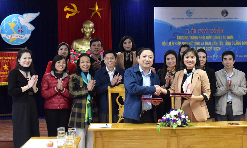Ban Dân tộc tỉnh và Hội LHPN tỉnh ký kết chương trình phối hợp giai đoạn 2021-2025.