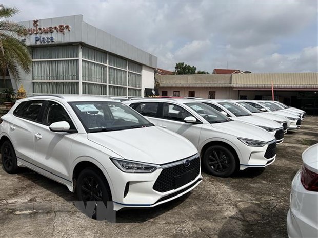 Một điểm bán xe ôtô điện ở thủ đô Vientiane (Lào). (Ảnh: TTXVN phát)