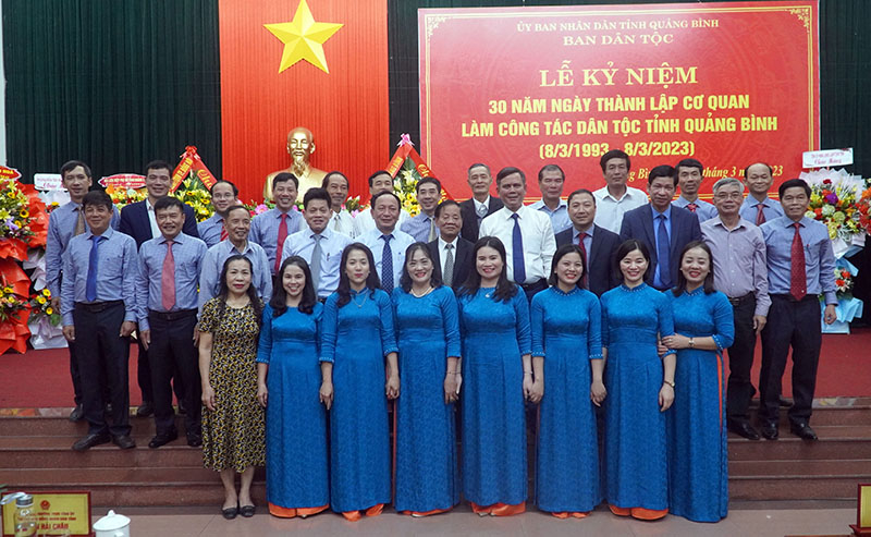 Các đồng chí lãnh đạo tỉnh chụp ảnh lưu niệm cùng cán bộ, công chức Ban Dân tộc tỉnh