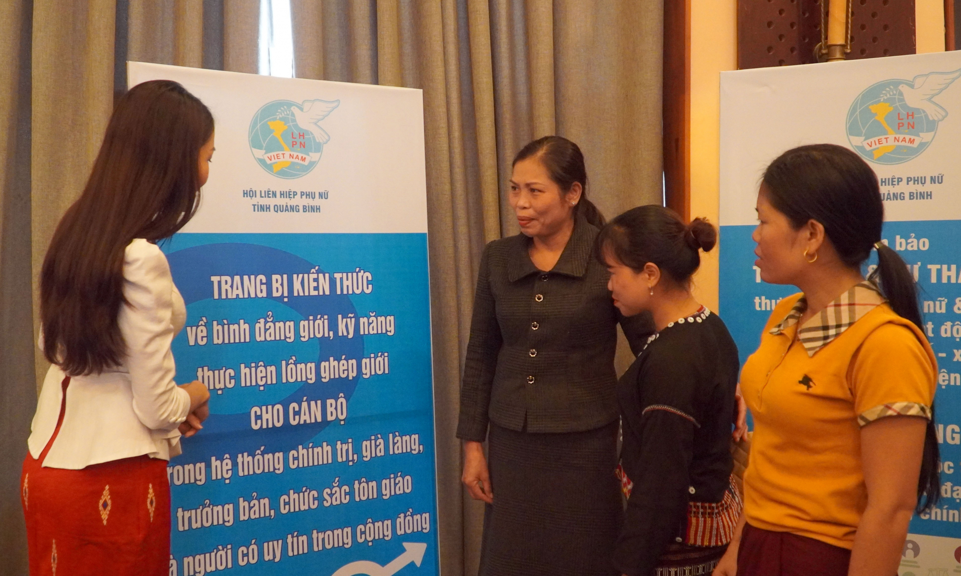 Các đại biểu thảo luận về dự án 8 “Thực hiện bình đẳng giới và giải quyết những vấn đề cấp thiết đối với phụ nữ và trẻ em”.