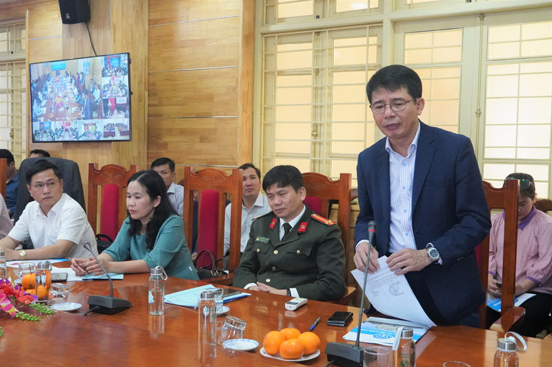 Đại diện lãnh đạo TP. Đồng Hới phát biểu tham luận tại hội nghị.