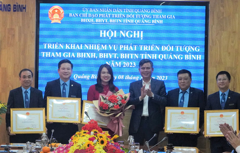 Đồng chí Chủ tịch UBND tỉnh tặng bằng khen cho 5 cá nhân có thành tích xuất sắc trong công tác năm 2022.