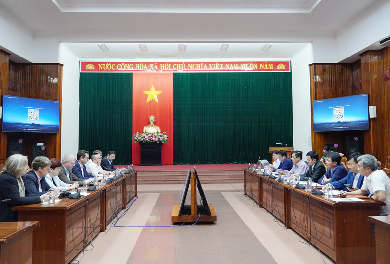 Quang cảnh cuộc làm việc.