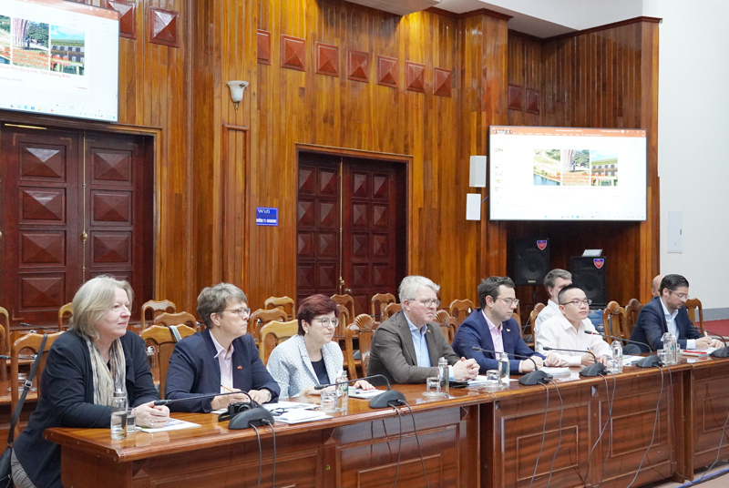 các thành viên Đoàn công tác của Ủy ban Ngân sách Quốc hội Cộng hòa Liên bang Đức.