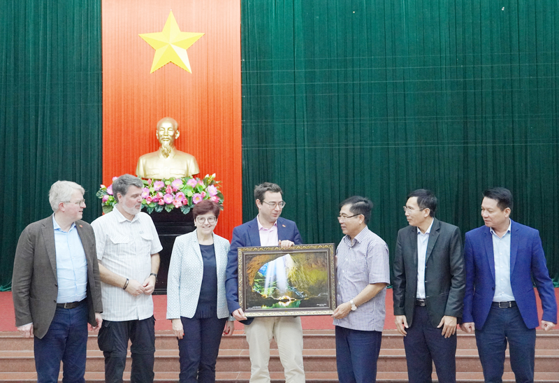 Đồng chí Phó Chủ tịch thường trực UBND tỉnh Đoàn Ngọc LâmĐoàn công tác của Ủy ban Ngân sách Quốc hội Cộng hòa Liên bang Đức kiểm tra thực địa một điểm đang cần GPMB gấp để mở đường vận chuyển vật liệu.