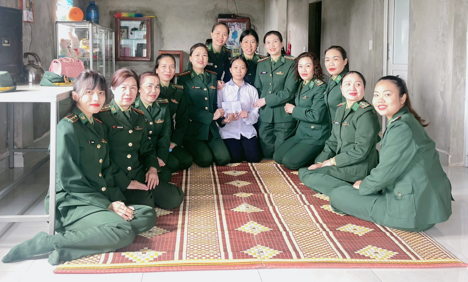 Tặng quà cho em Phan Ngọc Anh Thư trong chương trình “nâng bước em tới trường - Con nuôi đồn biên phòng” .