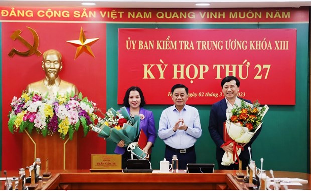 Ông Trần Cẩm Tú, Ủy viên Bộ Chính trị, Bí thư Trung ương Đảng, Chủ nhiệm Ủy ban Kiểm tra Trung ương trao quyết định và tặng hoa chúc mừng  hai đồng chí Trần Thị Hiền và Hoàng Trọng Hưng,vừa được Bộ Chính trị chuẩn y Phó Chủ nhiệm Ủy ban Kiểm tra Trung ương. (Nguồn: Ủy ban Kiểm tra Trung ương)