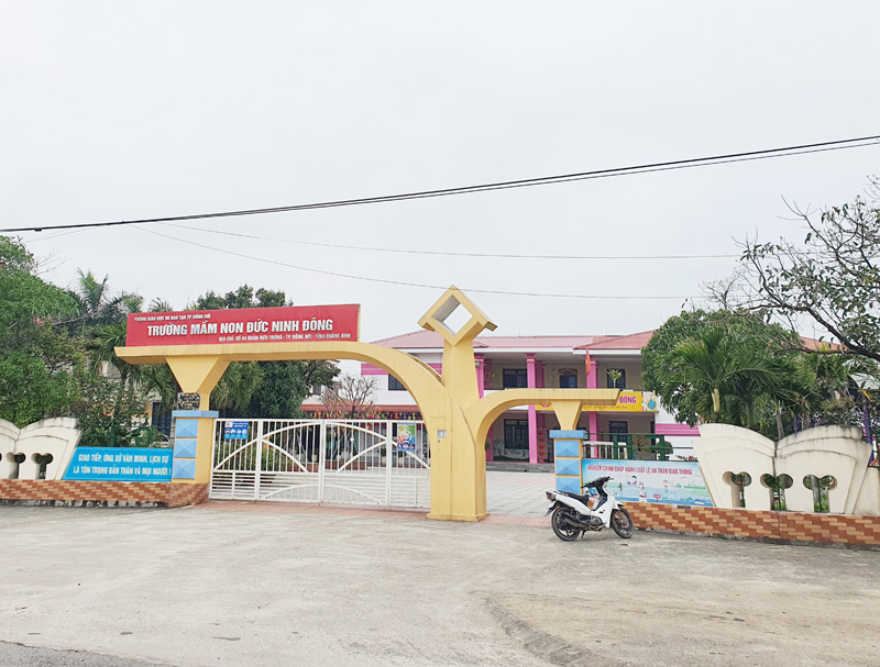 Trường Mầm non Đức Ninh Đông nơi phát hiện có viên chức quản lý vi phạm quy định trong việc sử dụng bằng cấp không hợp pháp.
