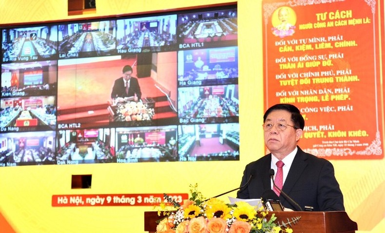 Đồng chí Nguyễn Trọng Nghĩa đọc đề dẫn hội thảo.