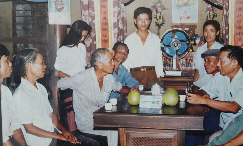  Trung tướng Đồng Sỹ Nguyên thăm nhà anh Nguyễn Hữu Đức (người đứng giữa), năm 1992 (ảnh NVCC).
