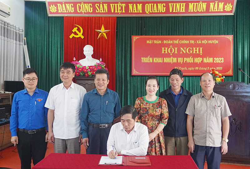 Đại diện lãnh đạo Ủy ban MTTQVN huyện và các tổ chức chính trị-xã hội ký kết chương trình phối hợp năm 2023.
