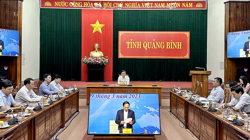 Đồng chí Chủ tịch UBND tỉnh Trần Thắng chủ trì hội nghị tại điểm cầu tỉnh Quảng Bình.
