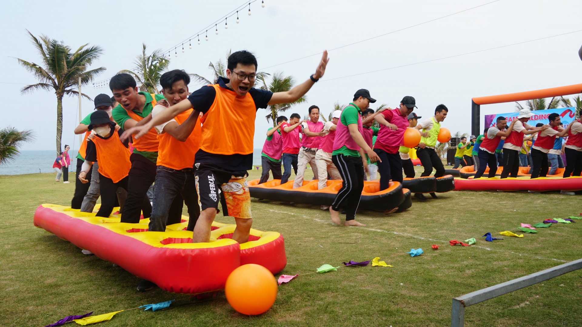 Trong khuôn khổ chương trình, trước đó, Sở Ngoại vụ cũng đã tổ chức chương trình team building với sự tham gia của đông đảo NLĐ ở các tổ chức, dự án PCNPN đang hoạt động trên địa bàn tỉnh. Đây là hoạt động được tổ chức thường niên; tuy nhiên, trong 3 năm qua, do ảnh hưởng của dịch Covid-19, tỉnh Quảng Bình không thể tổ chức được chương trình.