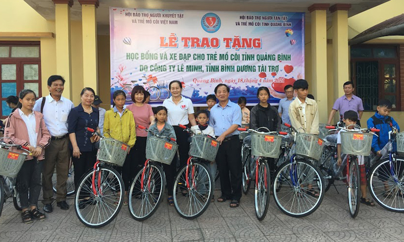 Trao xe đạp cho học sinh khuyết tật và mồ côi tại TX. Ba Đồn.