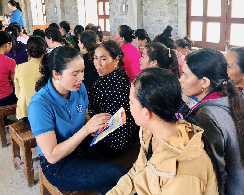 Xã Quảng Sơn phối hợp với cơ quan BHXH TX. Ba Đồn tuyên truyền chính sách BHXH tự nguyện cho người dân.